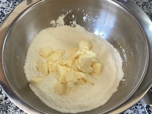 Tarte rustique aux poires et au gingembre confit