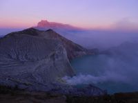 Lever de soleil sur le cratère du Kawah Ijen, Java, 2015