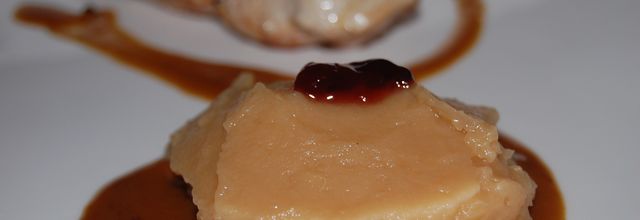 Suprême de pintade, compote de coing au vin blanc