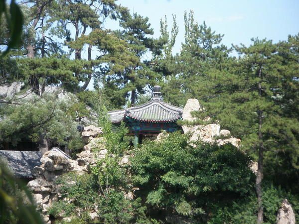 La première partie des photos montrent le magnifique parc impérial de Chengde avec son ancien palais d'été. La seconde partie des photos est consacrée aux temples lamaïques, situés tout près du parc, en fait. Ils sont immenses, je n'ai donc p