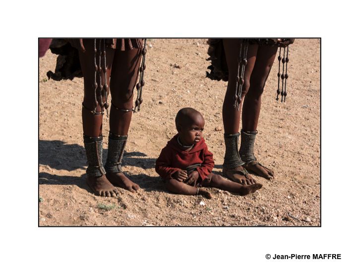 Présents en Afrique australe, les Himbas sont principalement établis au nord de la Namibie dans le désert côtier du Kaokoveld.