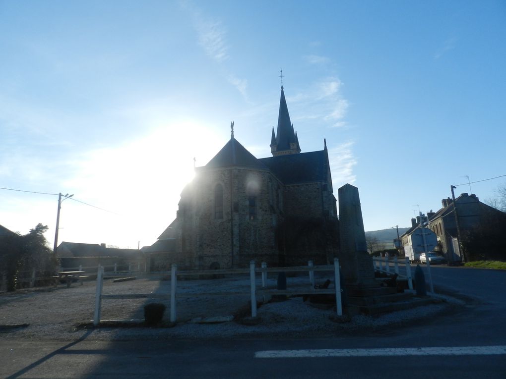 Saint Julien des églantiers, son village et son église.