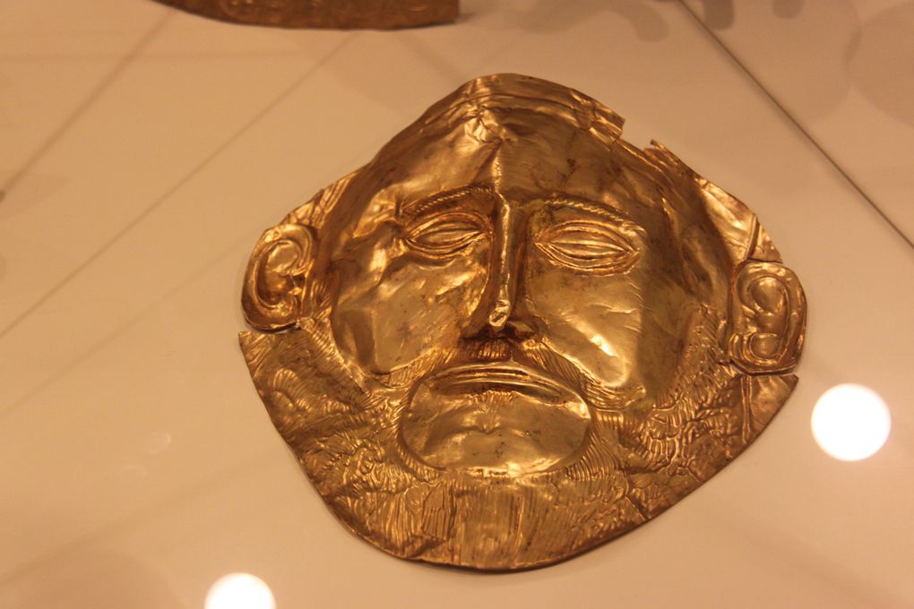 Musée de Mycènes, figurines féminines Phi et Psi et copie du masque d'Agamemnon