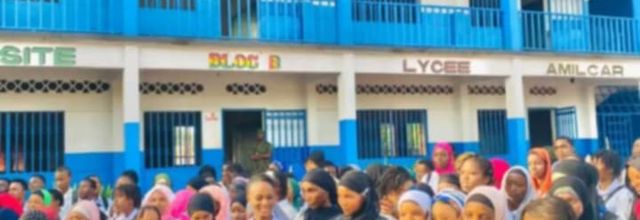 APRES LE SUCCES DE SA KERMESSE, LE LYCEE AMILCAR CABRAL DE FRIA OVATIONNE SON PARRAIN !