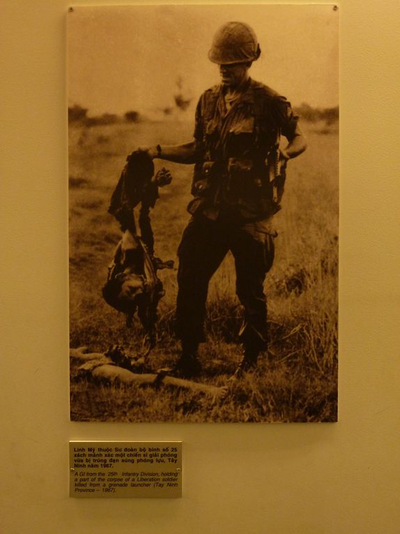 Musee des "restes de guerre" a Saigon. 
Atrocites de guerre commises au Vietnam et realites de cette epoque. Choquant. Bouleversant.
Album payant car peut choquer les ames sensibles et les plus jeunes.