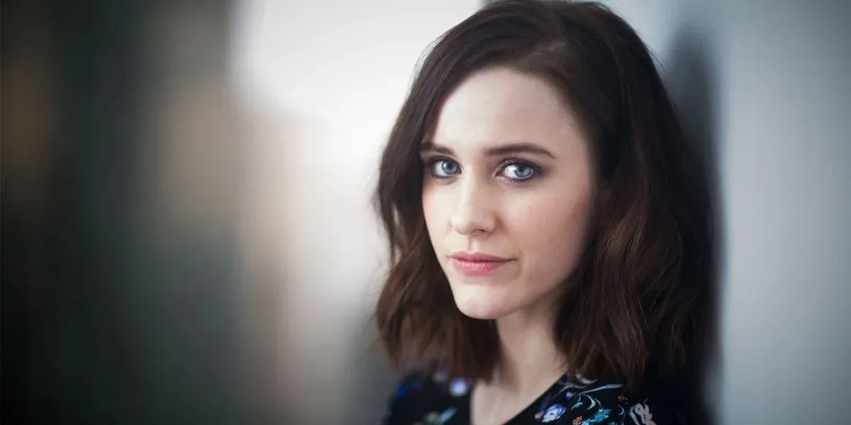 Beauté commune discrète Rachel Brosnahan