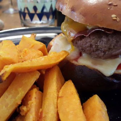 Hamburger savoyard et frites de patates douces