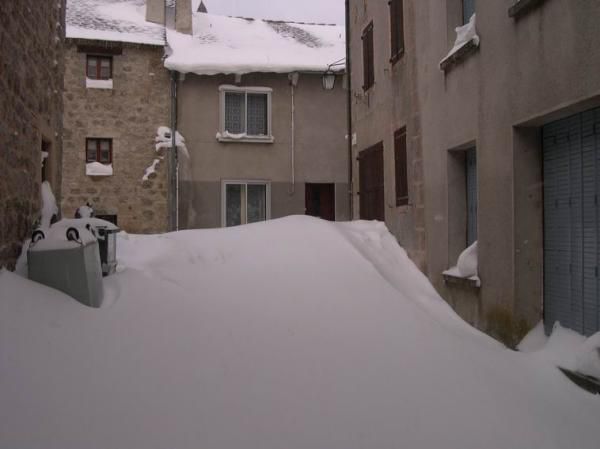 <P>Bis repetita en cette mi janvier ! Les congères et la neige font à nouveau la une de l'actualité !</P>
<P>Les premières photos représentent le col de la Fageole (1107 m) dans le Cantal le 18-02-2005</P>
<P>Puis le village de Châteauneuf de Randon (1280 m) en Lozère le 19-02-2005</P>
<P>Enfin (sous le soleil) Rieutord de Randon (environ 1200 m) le 20-02-2005</P>