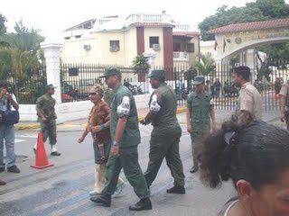 Señoras, piden destitución del Coronel Benavides -  Des dames, demandent la destitution du Colonel Benavides