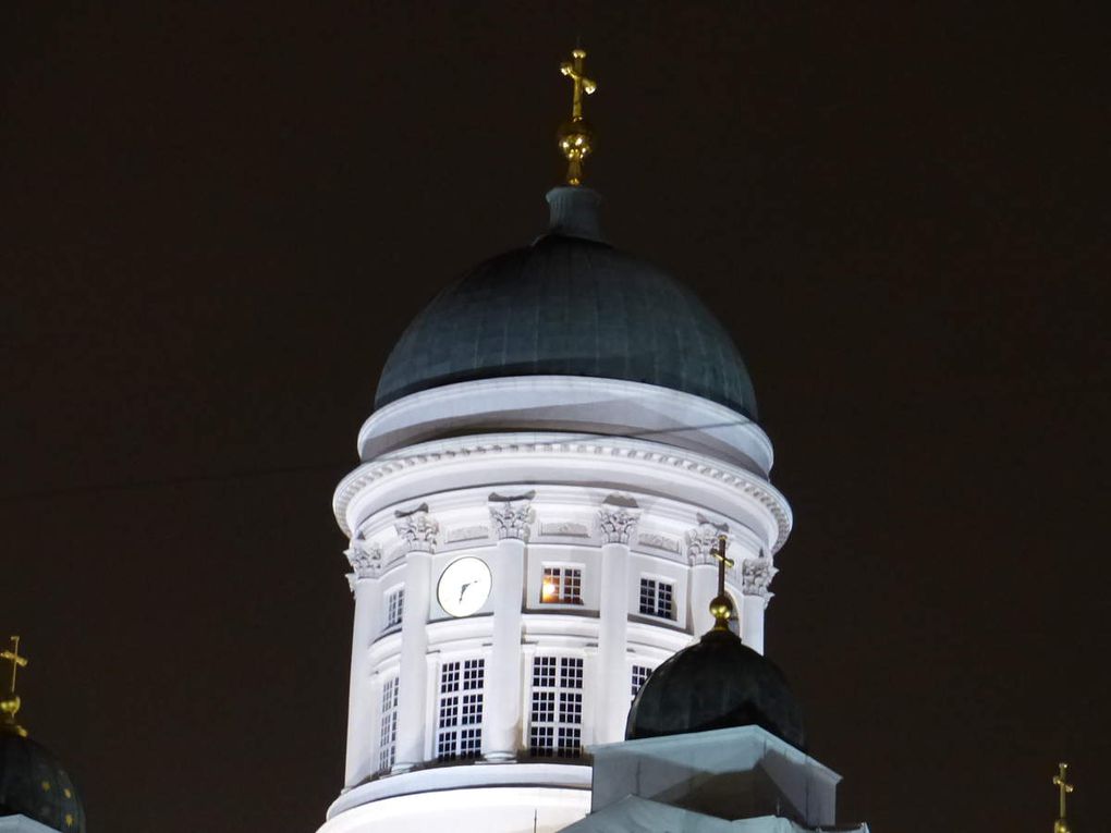 La cathédrale orthodoxe Ouspenski. Puis la place du Sénat avec Tuomiokirkko (une autre cathédrale) et P8: le palais du gouvernement, enfin la petite église orthodoxe de la Sainte-Trinité.