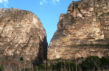 Madagascar, les tombeaux Bara dans la falaise