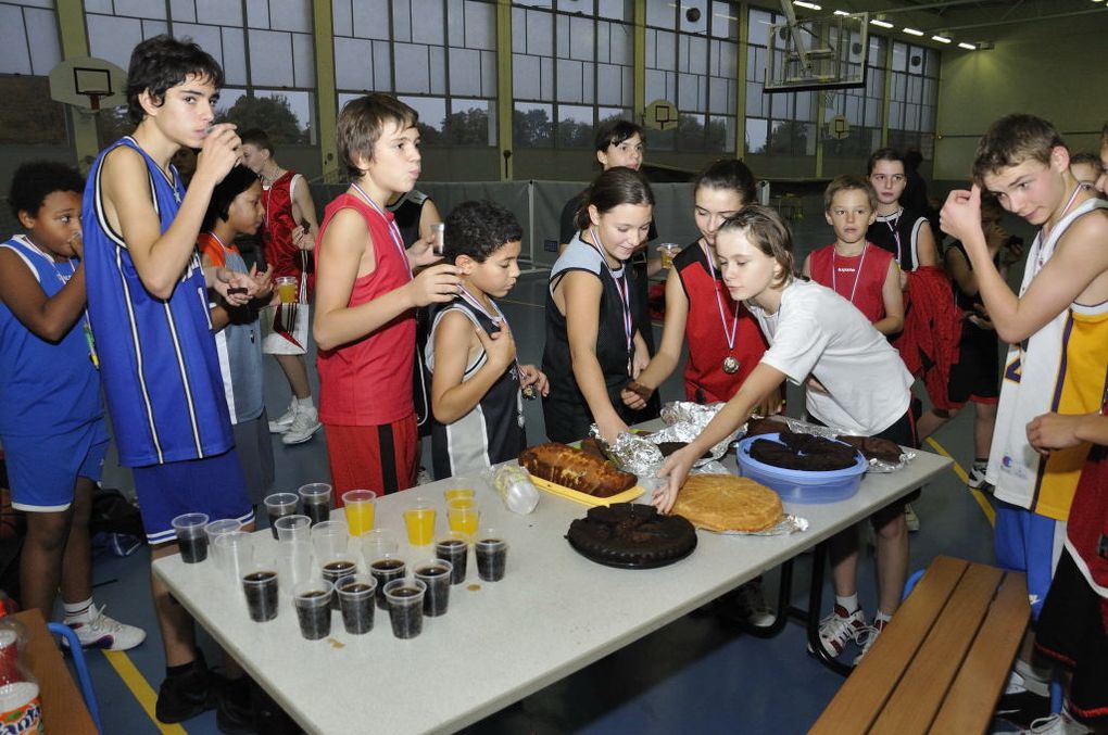 Grand Tournoi final à St-Exupéry entre tous les participants du Stage de Toussaint, et parès une belle semaine de travail intensif et quotidien !
cela méritait bien quelques récompenses.