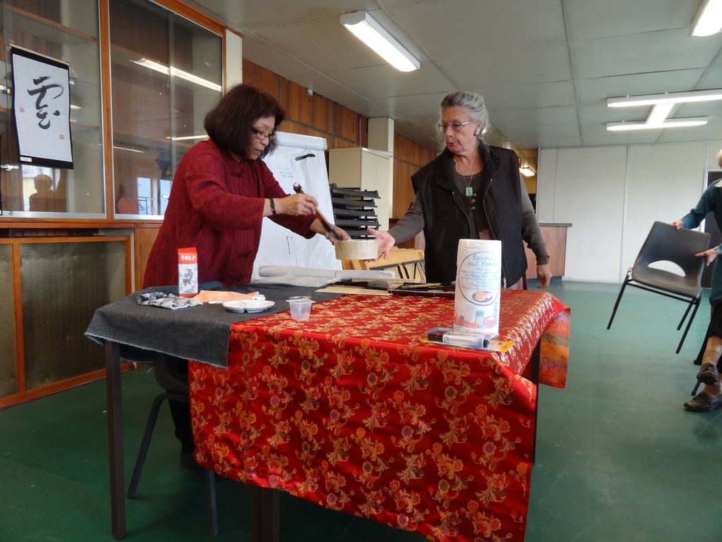 Demonstration de calligraphie et de peinture chinoise à l'occasion de la venue de Mme HO Yaluan, diplômée de l'école des beaux arts de Taipei, Taiwan