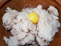 1 - Couper le poulet en morceaux et le passer au mixeur pour en faire un hachis. Placer le poulet haché dans un récipient, ajouter l'oeuf entier et malaxer à la main.