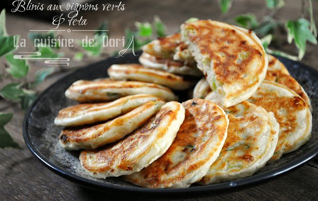 Blinis aux oignons verts et feta 