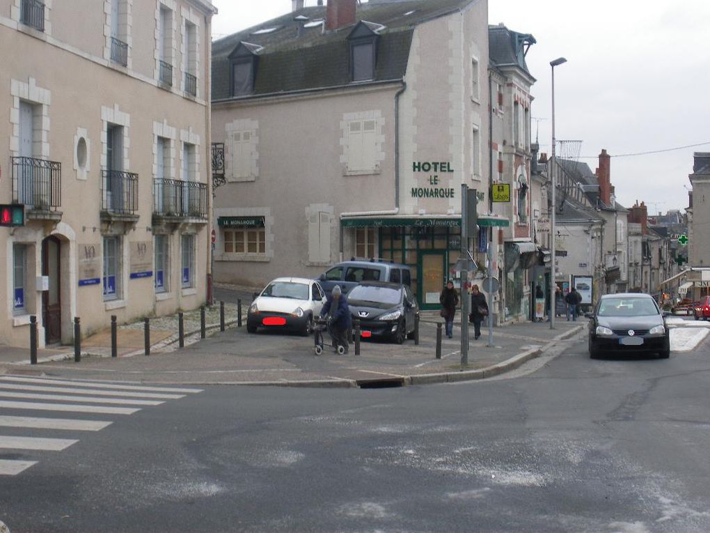 Devant le lycée Sainte-Marie, au moment de la sortie des écoles !