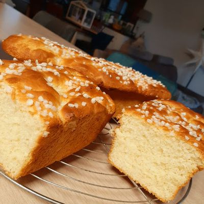 Brioche au lait et perles de sucre