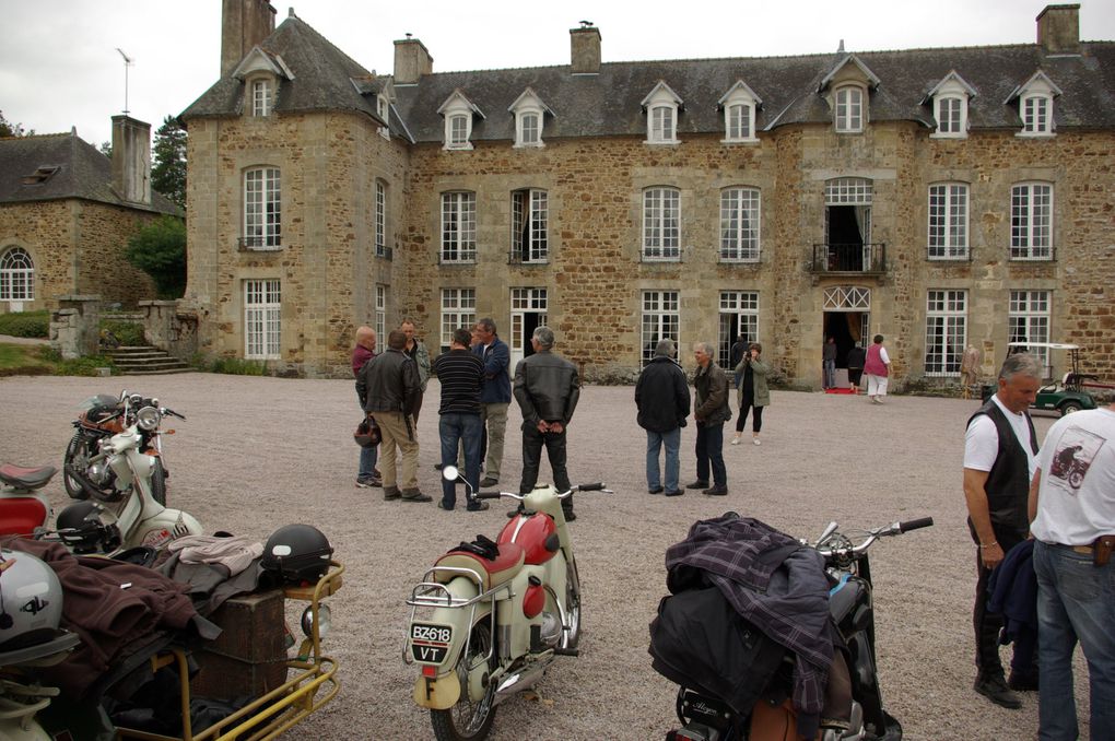 Superbe journée de découverte des chateaux du coté de Lanvolon. L'histoire nous rattrape et nous sommes fascinés par ces batisses si imposantes...