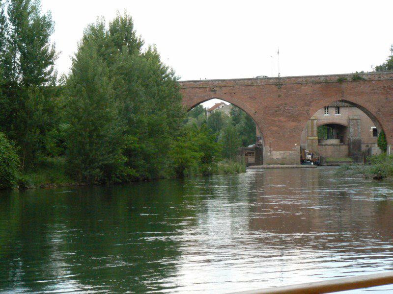 Albi la Rouge porte bien son nom. Avec la presque totalité de ses bâtiments construits en briques rouges c'est une ville magnifique dotée d'un passé extraordinaire. A ne pas manquer !