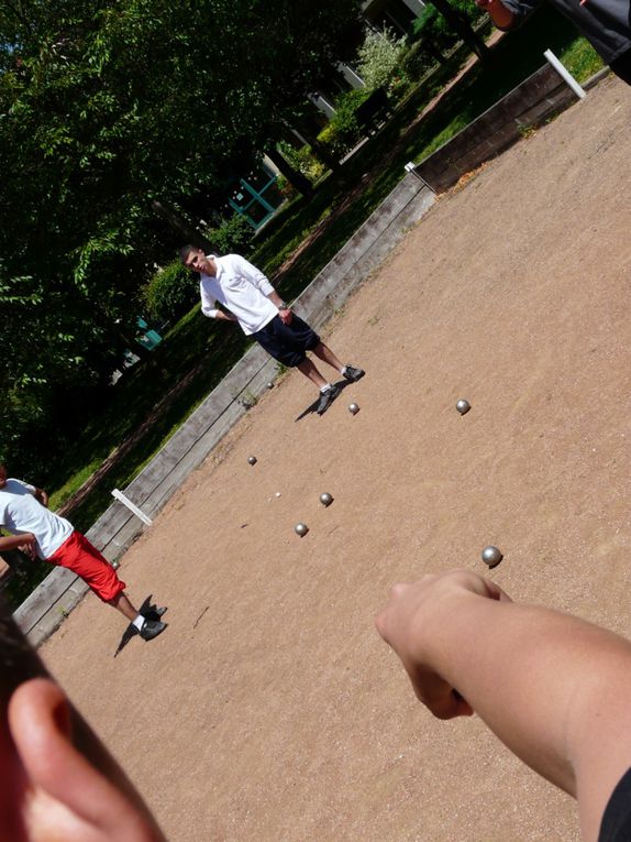 Pour finir l'année, les élèves de Bac Pro Commerce et Comptabilité ont passé une après-midi ensemble : pique-nique et concours de boules !...