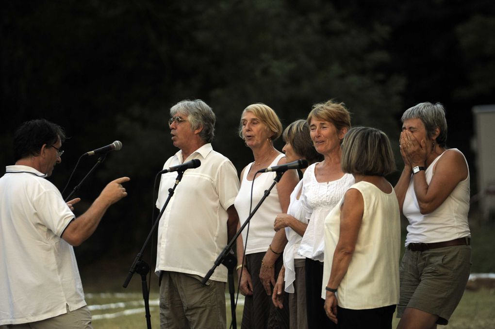 Lorène Giron a organisé la fête du 14 juillet à Vallon, composé les morceaux des bâteliers et fait l'arrangement de la partie musicale du feu d'artifice. Les élèves et la chorale ont participé à la manifestation, voici quelques images de ce