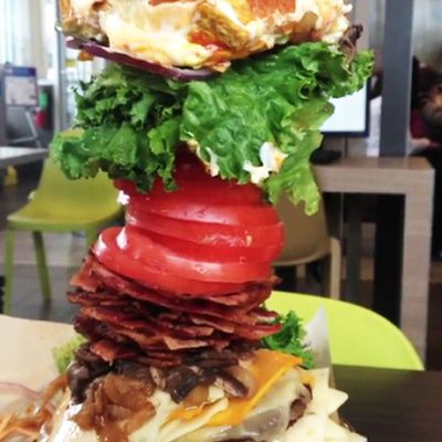 Il commande un Big Max, le plus gros hamburger de McDonald's (create your taste)