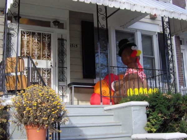 Tout au long de mon s&eacute;jour, je vois les maisons se v&ecirc;tir de costumes diff&eacute;rents... Halloween, Thanksgiving, No&euml;l. Voil&agrave; qui occupe les petits (et les grands !).<br/>
<br/>
En octobre, les maisons washingtoniennes se parent de leurs plus beaux atours : toiles d'araign&eacute;es, squelettes d&eacute;sarticul&eacute;s, citrouilles grima&ccedil;antes et autres sorci&egrave;res accroch&eacute;es aux arbres... Halloween n'est pas loin. Quelques jours avant le 31, d'ai