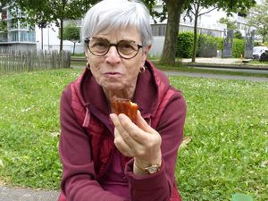 Le dessert local nous est offert. Quelle est l'origine du canelé de Bordeaux ? La version la plus répandue, raconte que la naissance du cannelé serait liée au petit gâteau que préparaient les religieuses au 16ème siècle dans le couvent bordelais des Annonciades. Ce gâteau nommé canelat ou canelet, était alors roulé autour d'une tige de canne avant d'être frit, d'où son nom.