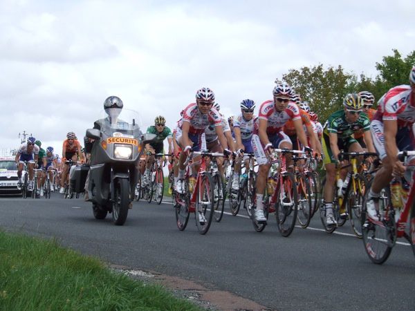 Première étape Surgères-Cognac. Les coureurs étaient à 14 h 45 entre Landes et Torxé et à 15 h 02 sur la route de Rochefort à un km de Saint-Jean-d'Angély en venant de Torxé