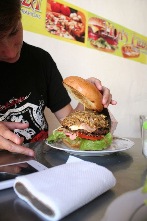 Gros burger avec steak, poulet et oeuf