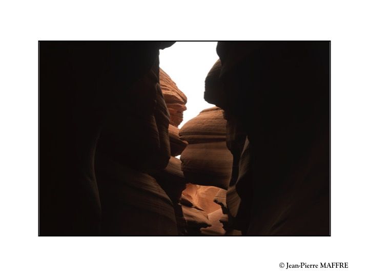 Antelope Canyon est sans doute l'un des plus beaux joyaux des États-Unis et l'un des sites les plus envoûtants de l'Arizona. Sculpté par l'érosion de l'eau et du vent il offre un spectacle naturel fascinant.