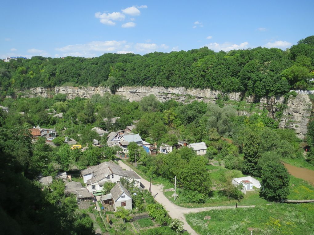 The old center is build on a height with a canyon surrounding it