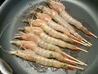 4 - Mettre les pâtes à cuire selon indications sur le paquet. Dans le même temps, verser un fond d'huile de la marinade dans une poêle, y faire revenir et dorer vos gambas 3 à 4 mn sur chaque face. Dresser dans un plat de service les pâtes, les gambas et la sauce, assaisonner de quelques tours de moulin de poivre de Timut pour terminer, décorer d'une feuille de persil plat et déguster de suite. 