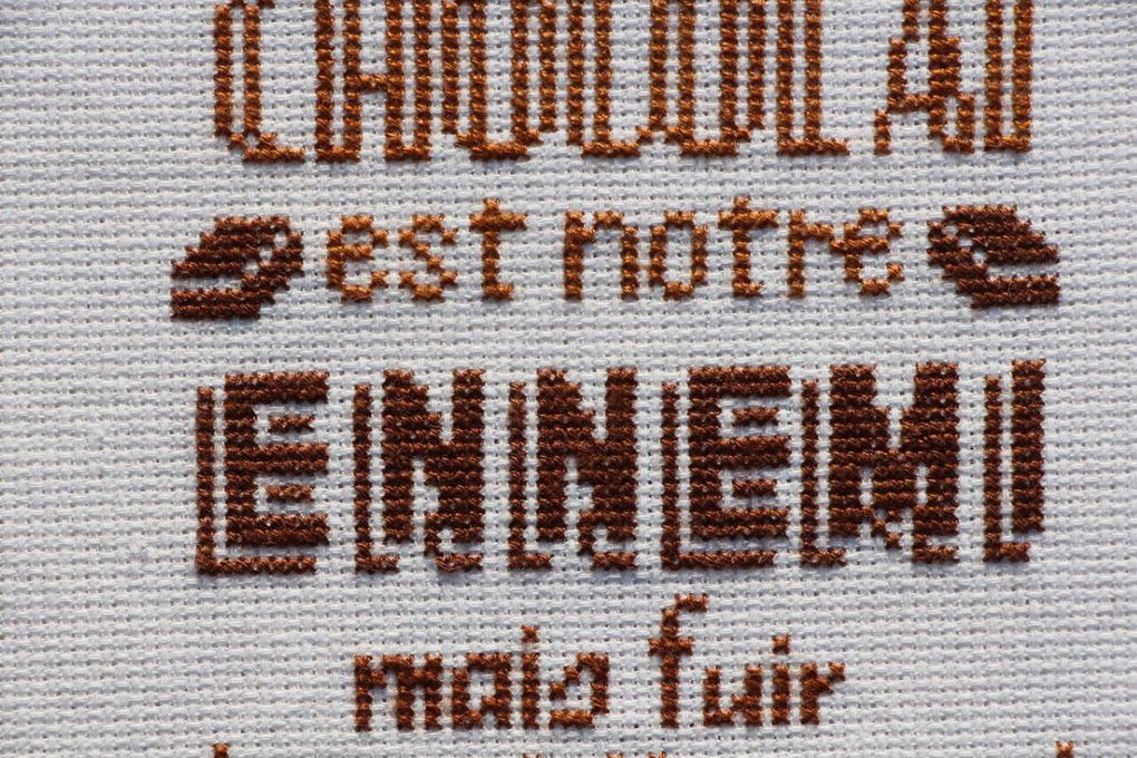 &quot;Le CHOCOLAT est notre ENNEMI....&quot; Petits messages à broder