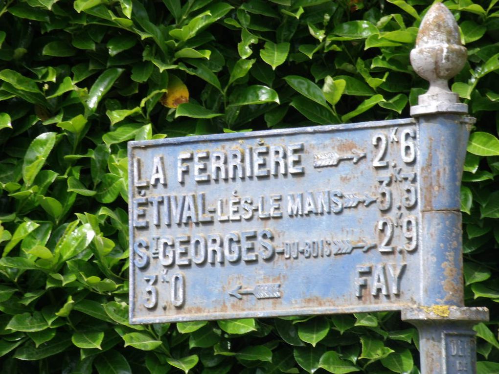 Sur le parcours, il y a quelques panneaux indicateurs anciens, indiquant les hectomètres. Petit problème de calcul : "Un enfant parcourt trois kilomètres et tous les deux hectomètres il perd deux billes : au bout de mille neuf cents mètres, combien de billes aura-t-il perdues ?"