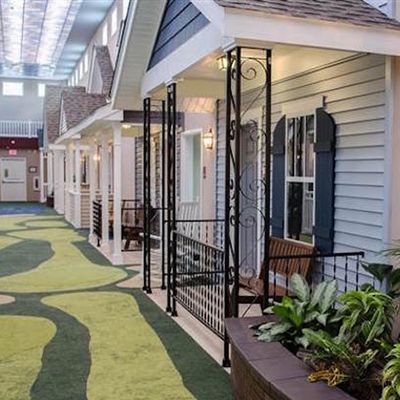 Cet homme transforme des chambres de maisons de soin en petites maisons de quartier