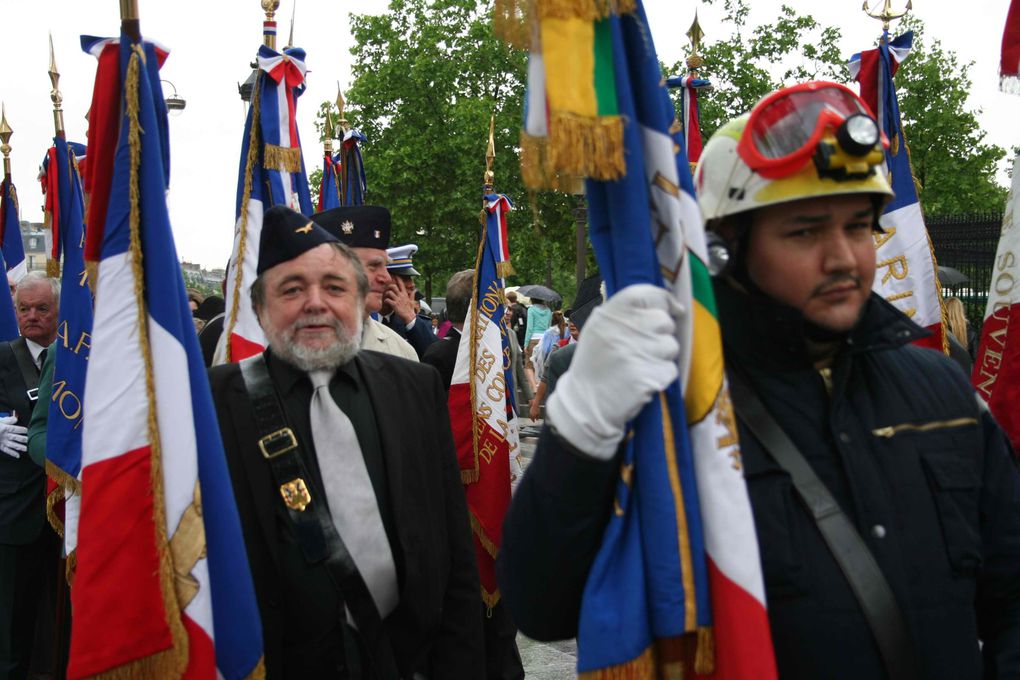 Ravivage de la Flamme du soldat inconnu à l'Arc de Triomphe Paris. Juin 2010