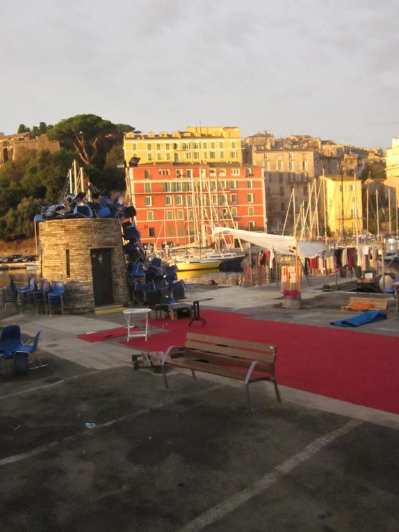 scénographie collective avec sculpture de chaises municipales sur le port à Bastia