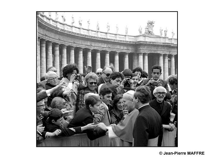 Lors de son audience du 11 avril 1979, le Pape Jean-Paul II est entouré de ses fidèles sur cette place mondialement connue.