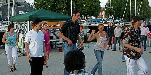 Début de soirée avec une initiation de salsa portoricaine, puis soirée dansante jusqu'à 23h45