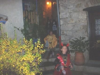 Quelques photos de la chasse aux bonbons dans le village et des jeux dans la salle des f&ecirc;tes. (les photos des enfants ont &eacute;t&eacute; volontairement flout&eacute;es)