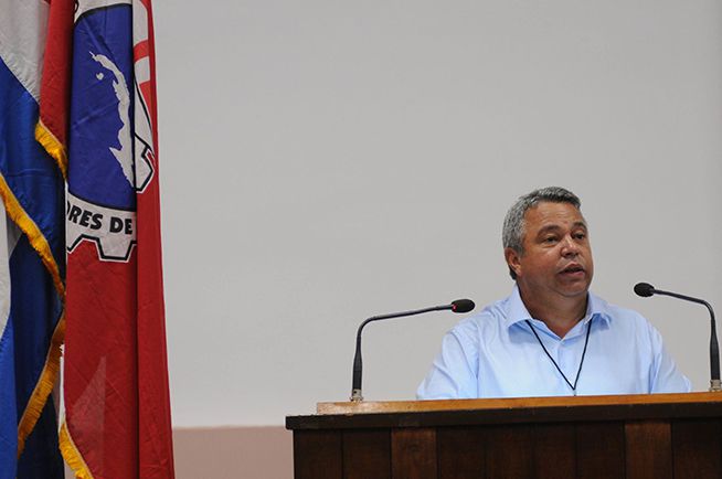 Cuba trabaja en una reforma salarial según el secretario general de la CTC