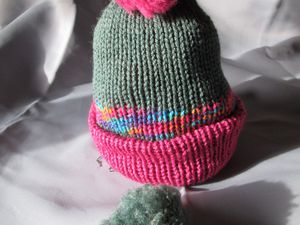 03-Bonnet tube, réversible avec pompons amovibles en laine rose et chamarré vert