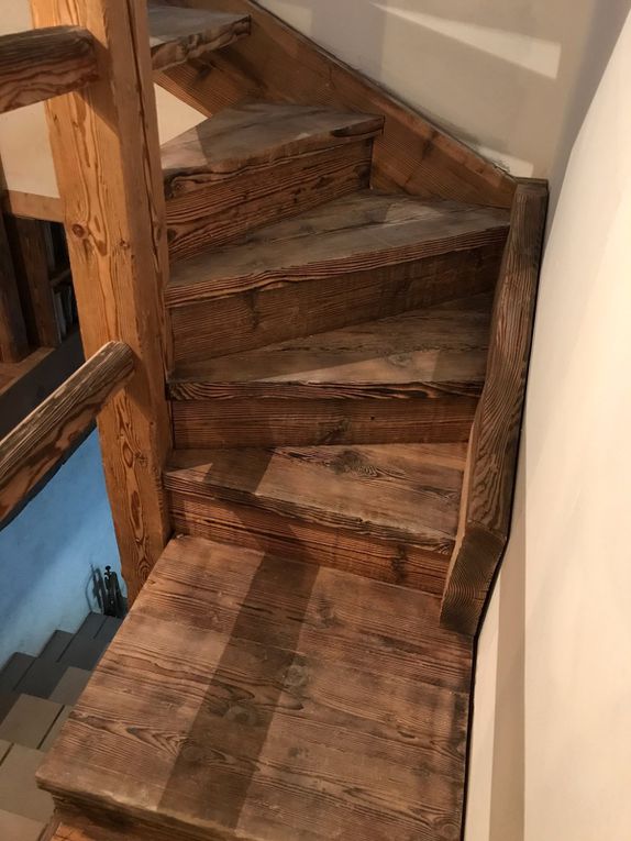 Fabrication sur mesure d'un escalier en vieux bois