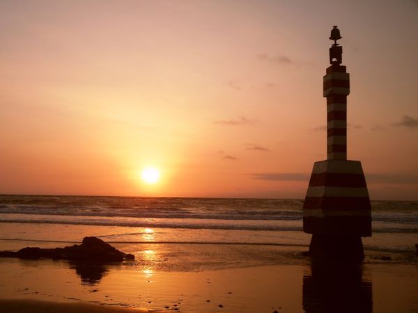 Coucher de soleil à Bahia et vue aérienne de la ville (j'ai emprunté la photo au site EcuadorBeaches,org dans ce dernier cas...je ne suis pas allé la prendre en deltaplane)