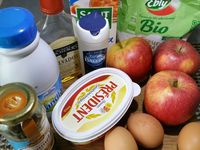 1 - Mélanger les oeufs et le sucre dans une jatte avec une spatule jusqu'à ce que le mélange blanchisse. Incorporer la farine en remuant bien pour obtenir une pâte homogène, rajouter le beurre fondu, puis le lait (ou lait + Calvados) en mélangeant bien. Réserver.