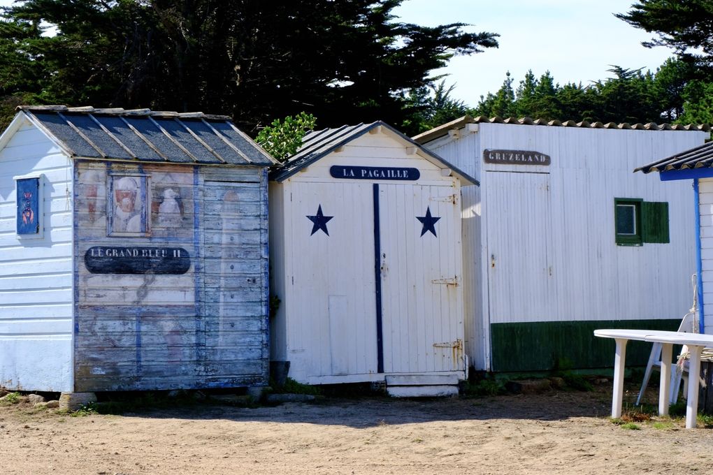 La poésie à l'état pur...j'aime cette liberté de l'esprit, sans règle, juste avec le souci de la créativité et le détail de l'imagination...les petits noms fleurissent les cabanes, agrémentent leur personnalité et donnent au quidam un sourire qui va lui faire passer une bonne journée !!! Du pur bonheur... 