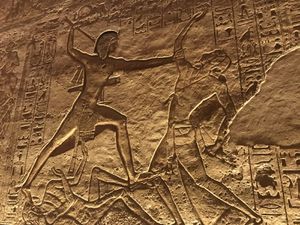 Sur les murs partout les grands exploits des guerriers de Ramses II , notamment la victoire de Quadesh contre les Hittites .  