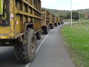 Des camions ou tracteurs train avec 5 remorques pleines de canne à sucre