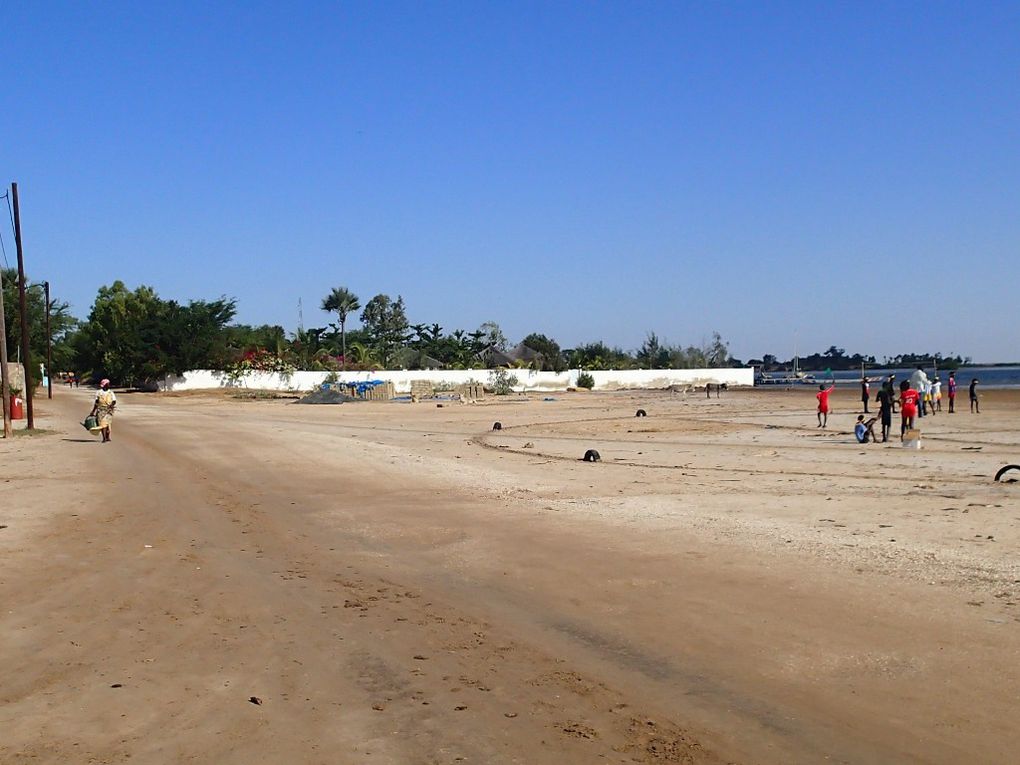 Le parcours A, de un peu plus de 10 Km, depuis le départ à la sortie du village, un regard sur la maison de L. S. Senghor et ensuite dans la brousse. Sur le chemin un lieu sur lequel L. L. S. avait l'habitude de se recueillir.